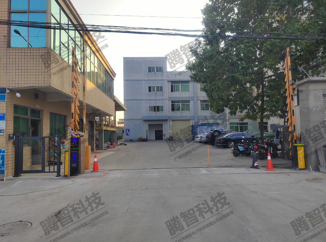 東莞望牛墩一進一出車牌識別系統+人臉識別廣告門